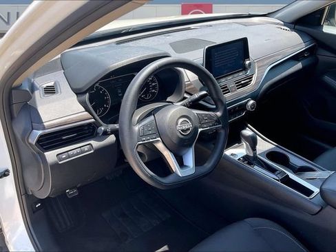 Used 2025 Nissan Altima 2.5 SV FWD image 16
