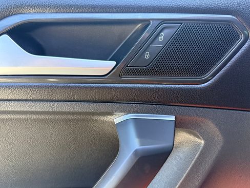 Used 2018 Volkswagen Tiguan SE AWD/4WD image 21
