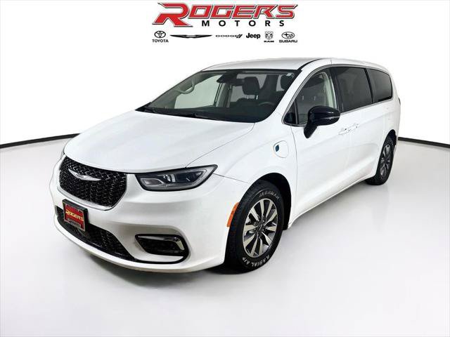 Certified 2024 Chrysler Pacifica Limited FWD image 3