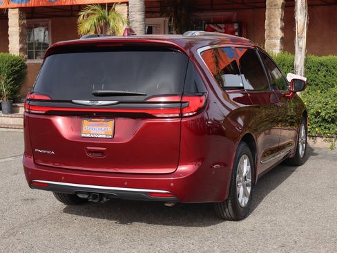 Used 2021 Chrysler Pacifica Touring-L w/ Uconnect Theater Family Group image 7