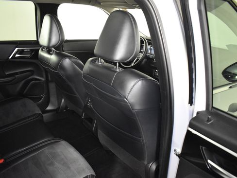 Used 2024 Mitsubishi Outlander SE image 43