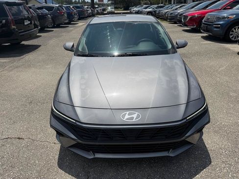 Used 2024 Hyundai Elantra SE FWD image 2