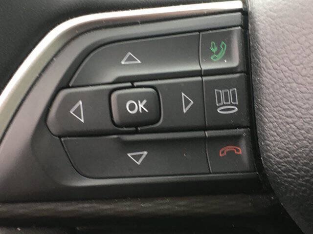 Used 2023 Jeep Grand Cherokee Altitude AWD/4WD image 10