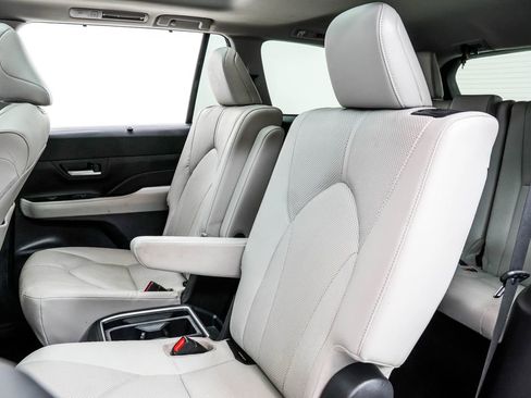 Used 2024 Toyota Grand Highlander AWD image 17