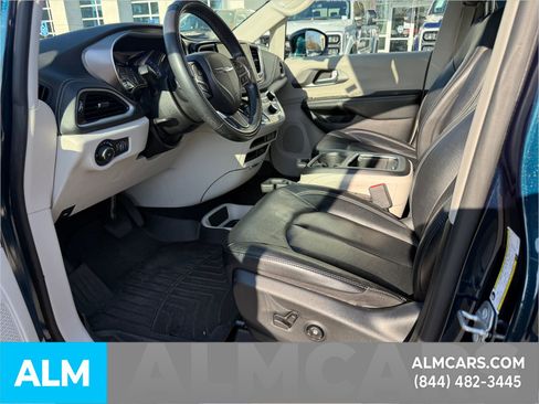 Used 2022 Chrysler Pacifica Touring-L image 12