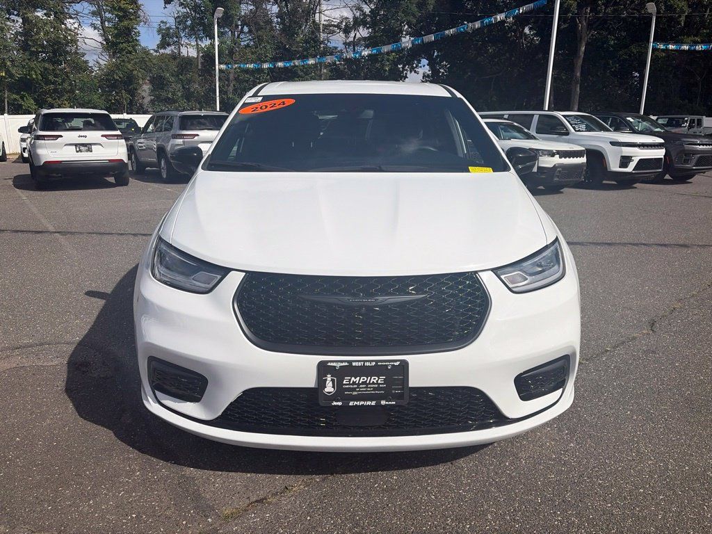 Used 2024 Chrysler Pacifica Limited FWD image 2