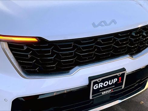 Certified 2025 Kia Sorento S image 27