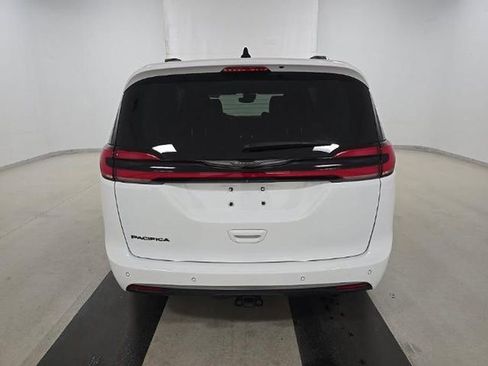Used 2023 Chrysler Pacifica Touring-L w/ Road Tripper Package FWD image 4