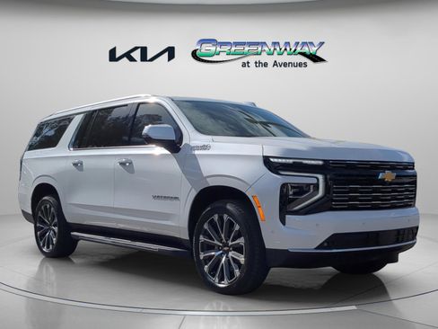 Used 2025 Chevrolet Suburban High Country image 2