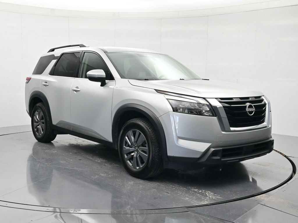 Used 2025 Nissan Pathfinder SV FWD image 3