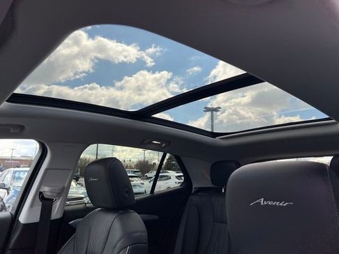 Certified 2025 Buick Envision Avenir AWD/4WD image 36