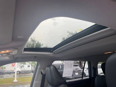 Used 2020 Toyota Highlander XLE AWD/4WD image 10