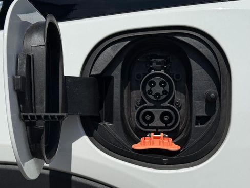 Used 2019 Chevrolet Bolt Premier w/ Infotainment Package image 17