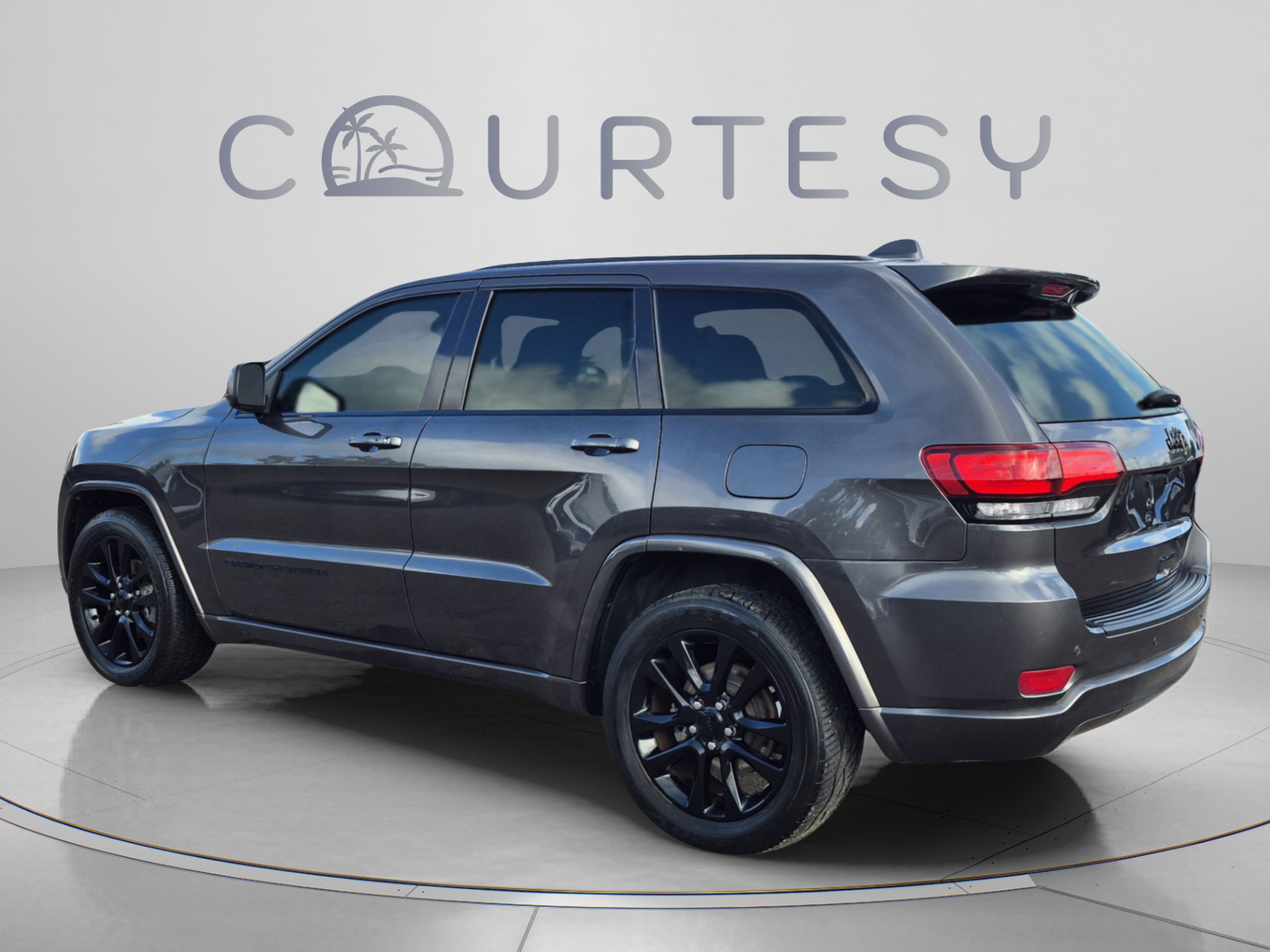 Used 2019 Jeep Grand Cherokee Altitude RWD image 3