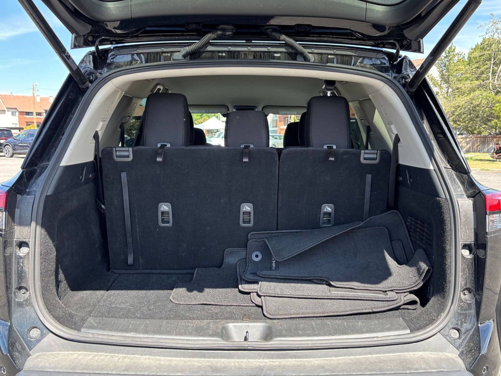 Used 2025 Nissan Pathfinder SV FWD image 33