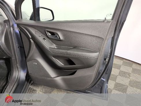 Used 2016 Chevrolet Trax LT w/ LT Sun and Sound Package image 37