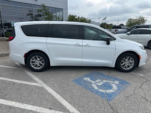 New 2026 Chrysler Pacifica Select image 37