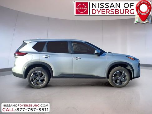 Used 2025 Nissan Rogue SV image 2