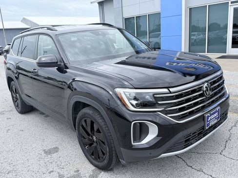 Used 2024 Volkswagen Atlas SE w/ Black Wheel Package FWD image 3