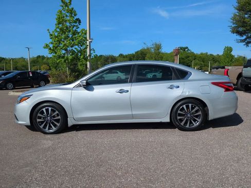 Used 2016 Nissan Altima 2.5 SV w/ Convenience Package FWD image 3