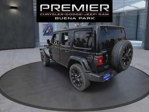 Used 2025 Jeep Wrangler Unlimited Sahara w/ Safety Group AWD/4WD image 6