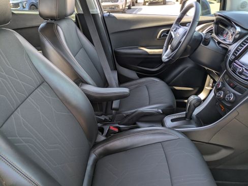 Used 2017 Chevrolet Trax LT w/ LT Convenience Package image 12
