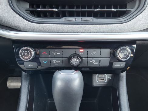 Used 2024 Jeep Compass Latitude AWD/4WD image 22
