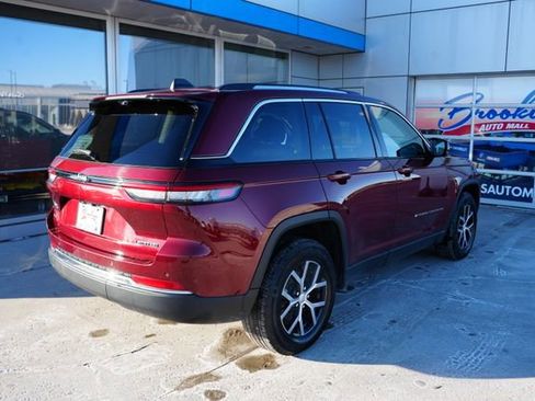 Used 2024 Jeep Grand Cherokee Limited w/ Luxury Tech Group II image 35