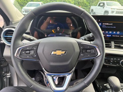 Used 2024 Chevrolet Trax LT w/ Driver Confidence Package FWD image 17