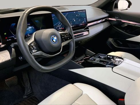 Used 2025 BMW i5 xDrive40 w/ Premium Package AWD/4WD image 17