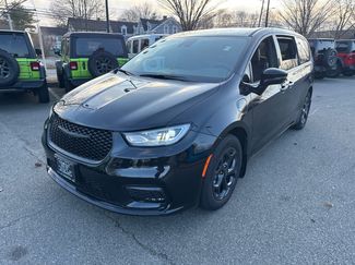 New 2023 Chrysler Pacifica Limited w/ Uconnect Theater Family Group video 2