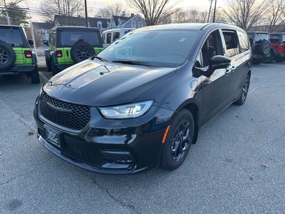 New 2023 Chrysler Pacifica Limited w/ Uconnect Theater Family Group