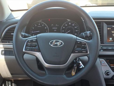 Used 2017 Hyundai Elantra SE image 18