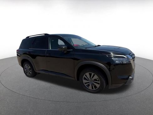 Used 2025 Nissan Pathfinder SV AWD/4WD image 2
