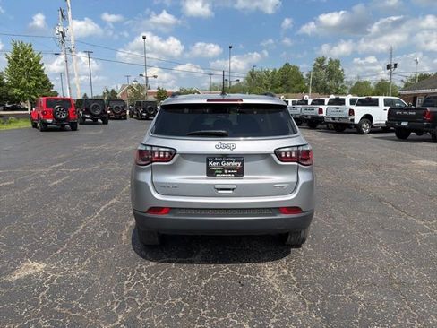 Used 2022 Jeep Compass Latitude AWD/4WD image 6