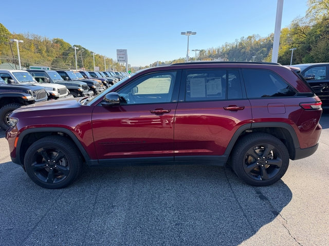 Used 2023 Jeep Grand Cherokee Altitude AWD/4WD image 2