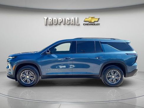Used 2025 Chevrolet Traverse LT image 2