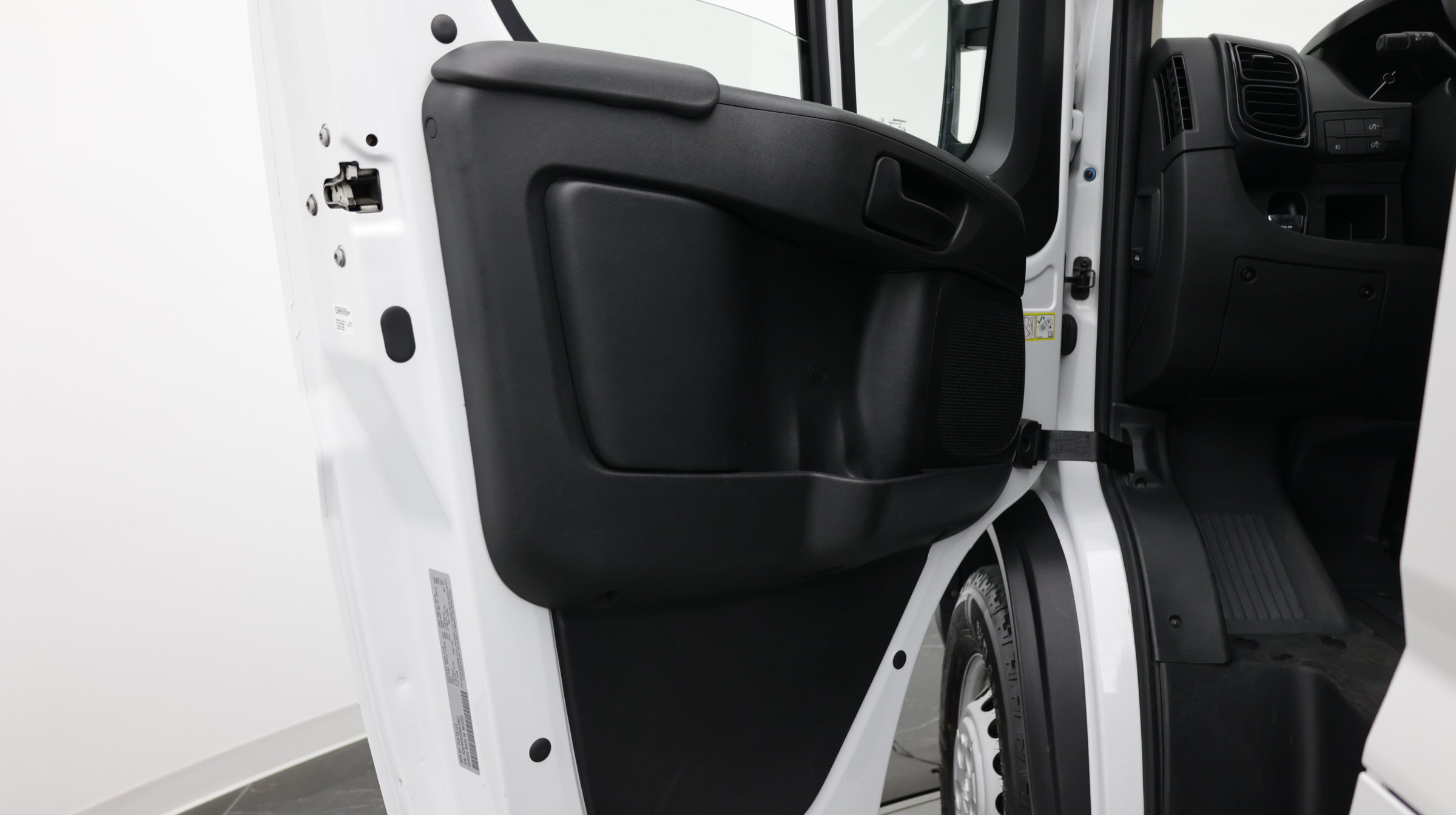 Used 2025 RAM ProMaster 2500 w/ Convenience Group FWD image 14