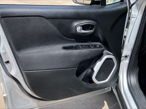 Used 2018 Jeep Renegade Latitude FWD image 24