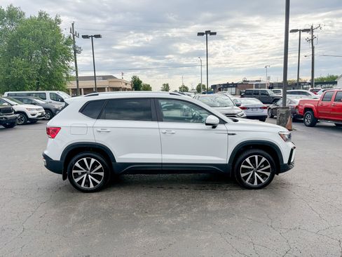 Used 2024 Volkswagen Taos SE FWD image 16