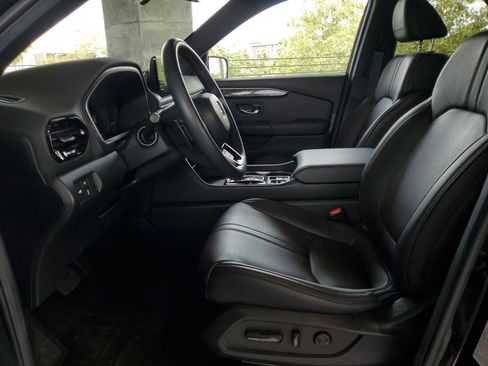 Used 2025 Honda Pilot Black Edition image 18