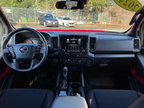 Used 2024 Nissan Frontier 4x4 Crew Cab image 11
