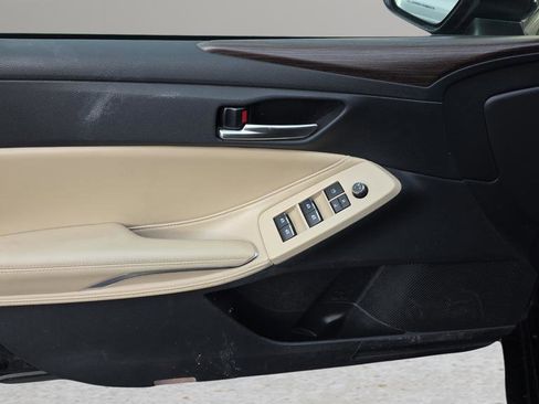 Used 2019 Toyota Avalon XLE w/ Moonroof Package image 9