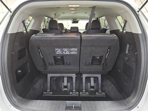 Used 2024 Kia Carnival LX image 12