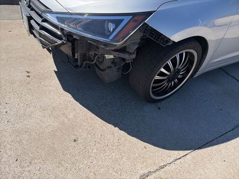 Used 2019 Hyundai Elantra SEL image 2