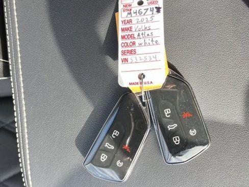 Used 2025 Volkswagen Atlas SE image 48