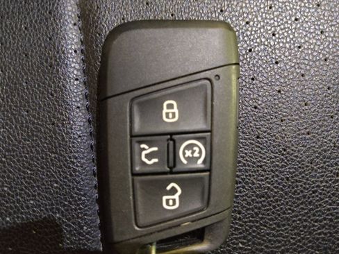 Used 2023 Volkswagen Tiguan SE image 32