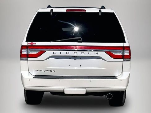 Used 2017 Lincoln Navigator Select RWD image 6