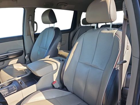 Used 2016 Kia Sedona LX w/ LX Essentials Premium Package FWD image 15