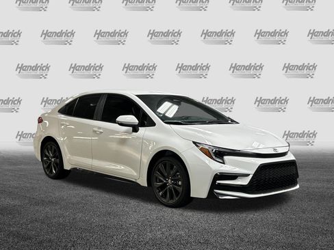 Used 2026 Toyota Corolla SE FWD image 2